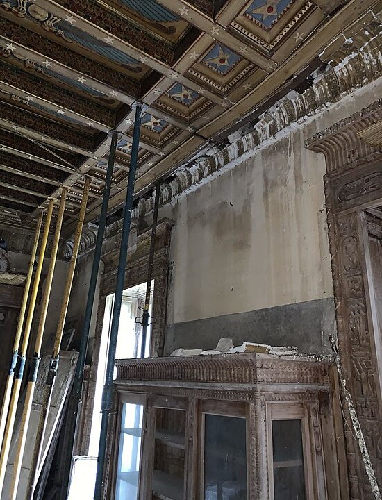 Detalle de la biblioteca egipcia del palacio, en el que se ven los techos apuntalados y las paredes y los muebles en estado de abandono.
