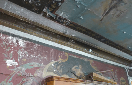 Detalle del techo y una pared de la Sala Montano en la que se aprecia el deterioro de los frescos, que se están levantando y perdiendo el color.