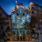 Fachada de Casa Batlló iluminada de noche