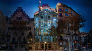 Fachada de Casa Batlló iluminada de noche
