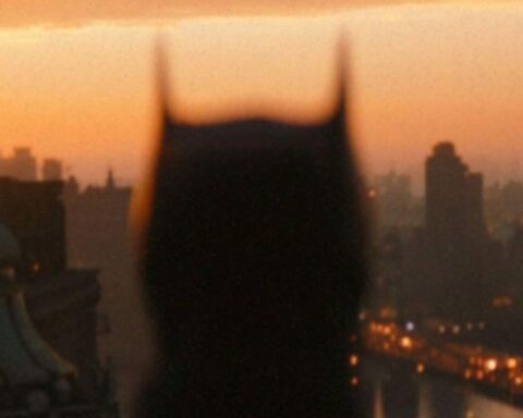 Batman observando Gotham desde las alturas