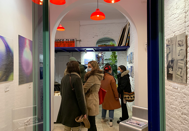 Visitantes en la Galería Cinco Tejas en la exposición 'Horizontes Isométricos'. © Ana Mariela Ferrer Bahri