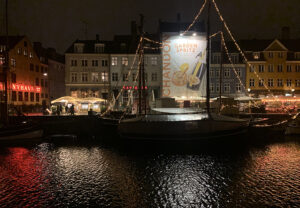 Puerto de Nyhavn, con luces, en Copenhague.