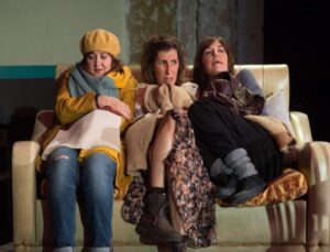 Greta (Mamen Duch), Renata (Marta Pérez) y Rita (Àgata Roca), sentadas en un sofá en una escena de la obra.