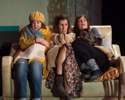 Greta (Mamen Duch), Renata (Marta Pérez) y Rita (Àgata Roca), sentadas en un sofá en una escena de la obra.