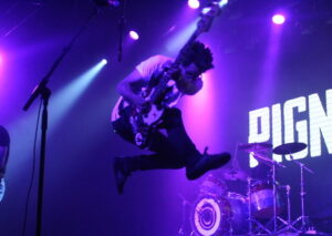 Pablo Alonso saltando en el concierto de Pignoise