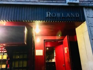 Exterior del Rowland, típico garito musical de barrio... pero con mucha historia