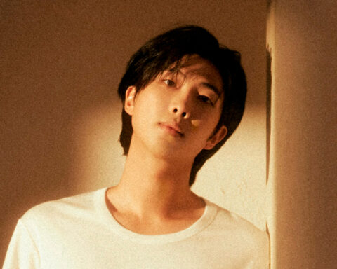 Kim Namjoon (RM de BTS) posa en una idílica foto promocional para 'Indigo', su último álbum de estudio.