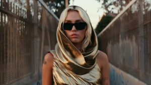 Fotograma videoclip "Flowers" Miley Cyrus
