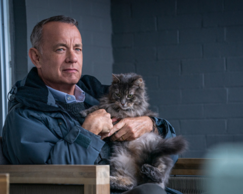 Tom Hanks abrazando a un gato callejero