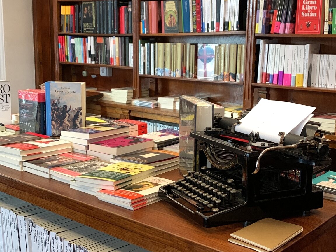 Máquina de escribir en el interior de la librería Pérgamo