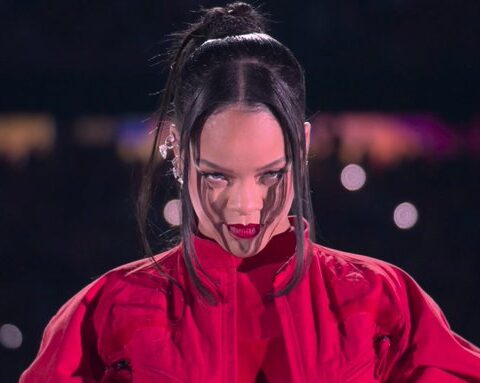 Rihanna durante la actuación. NFL