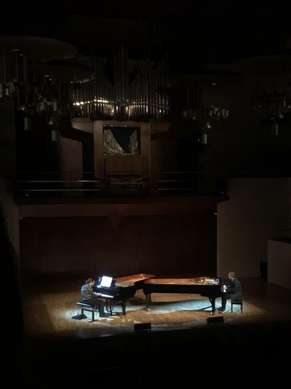 Los pianistas interpretan una suite de cinco movimientos en el Centro Nacional de Difusión Musical.