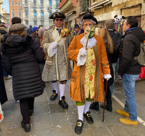 Viandantes disfrazados durante el carnaval, Venecia, 2023. / María Cantó. 