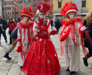 Viandantes disfrazados durante el carnaval, Venecia, 2023 / María Cantó.