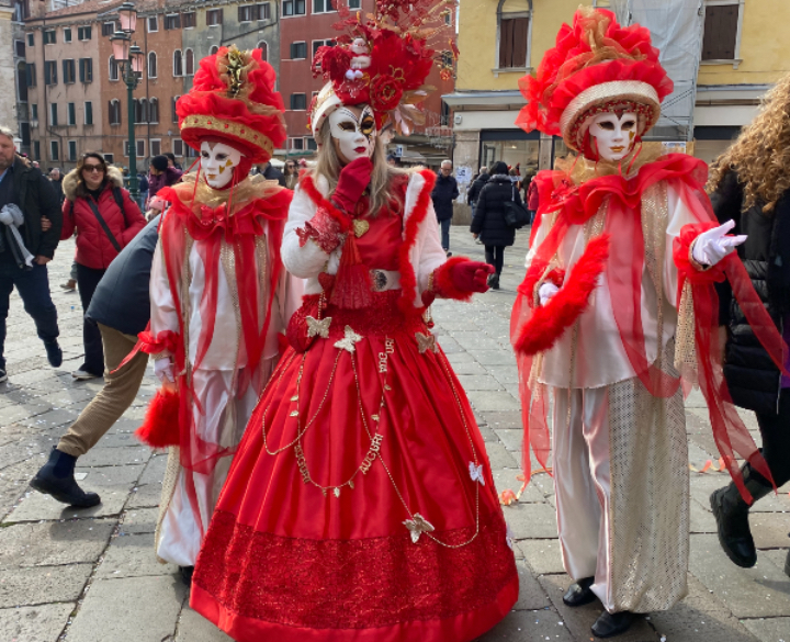 Viandantes disfrazados durante el carnaval, Venecia, 2023 / María Cantó
