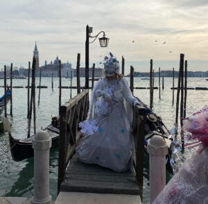 Mujer disfrazada en el Gran Canal de Venecia, 2023 / María Cantó.