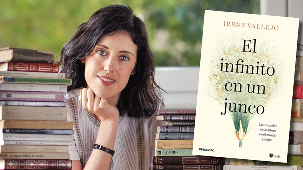 Irene Vallejo junto a su libro, El Infinito en un junco
