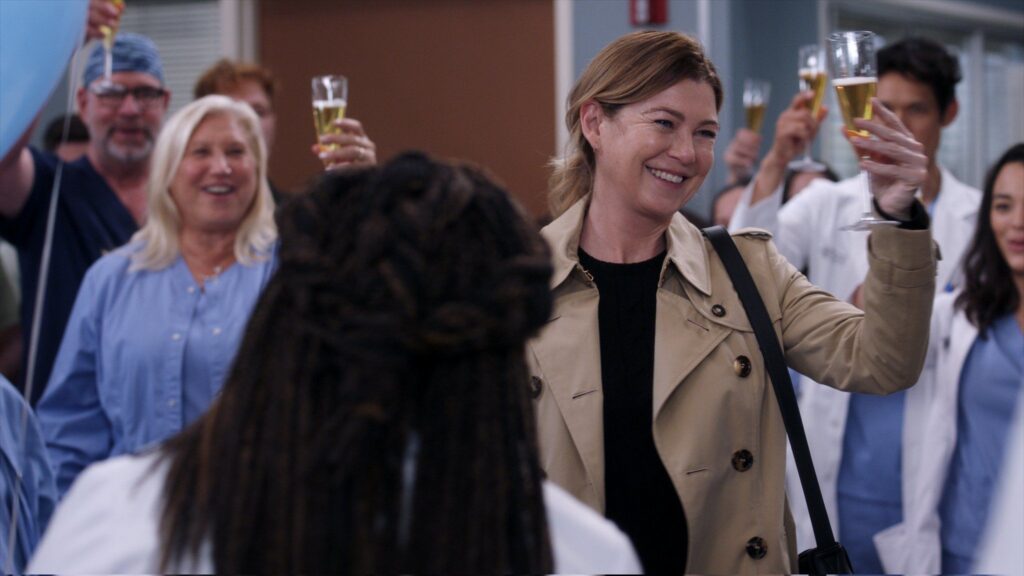 Meredith Grey durante la fiesta de despedida del capítulo. 