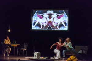 Las tres actrices de la obra Daniela Astor y la Caja Negra en escena. Créditos: Teatro Fernán Gómez.