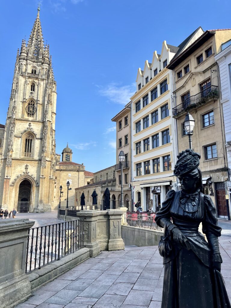 Plaza de la Catedral de Oviedo y La Regenta