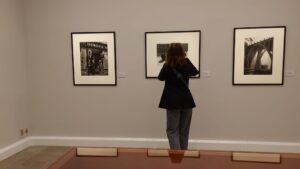 Visitante de la exposición fotográfica de Francesc Catalá-Roca, en el Museo de la Academia de Bellas Artes de San Fernando