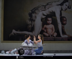 María Hinojosa Montenegro y Manuela Velasco en 'La violación de Lucrecia’, en el Teatro de la Zarzuela / Javier Del Real.
