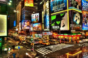 Escena de Nueva York con carteles de Broadway