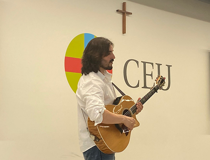 Andrés Suárez interpretando una de sus canciones para los alumnos del Máster