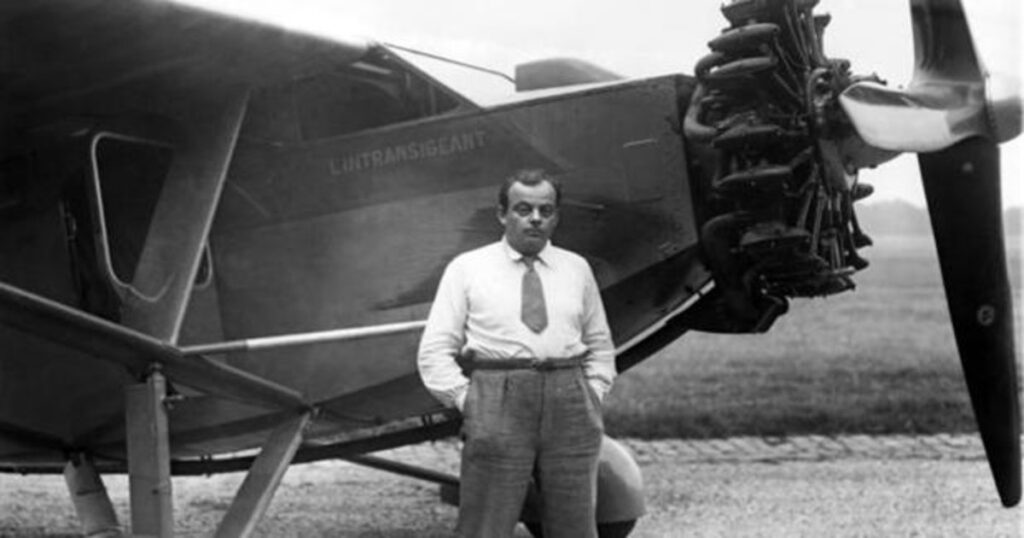 Antoine Saint-Exupéry junto a un avión, L'Instransigeant