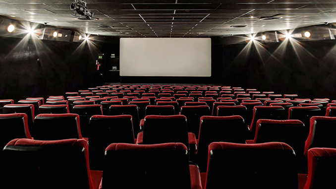 Vista de una sala vacía llena de butacas rojas de los Cines Capitol, en Madrid