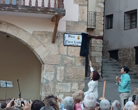 Elvira Lindo descubriendo la placa con su nombre | Fuente: Ángel Andrés