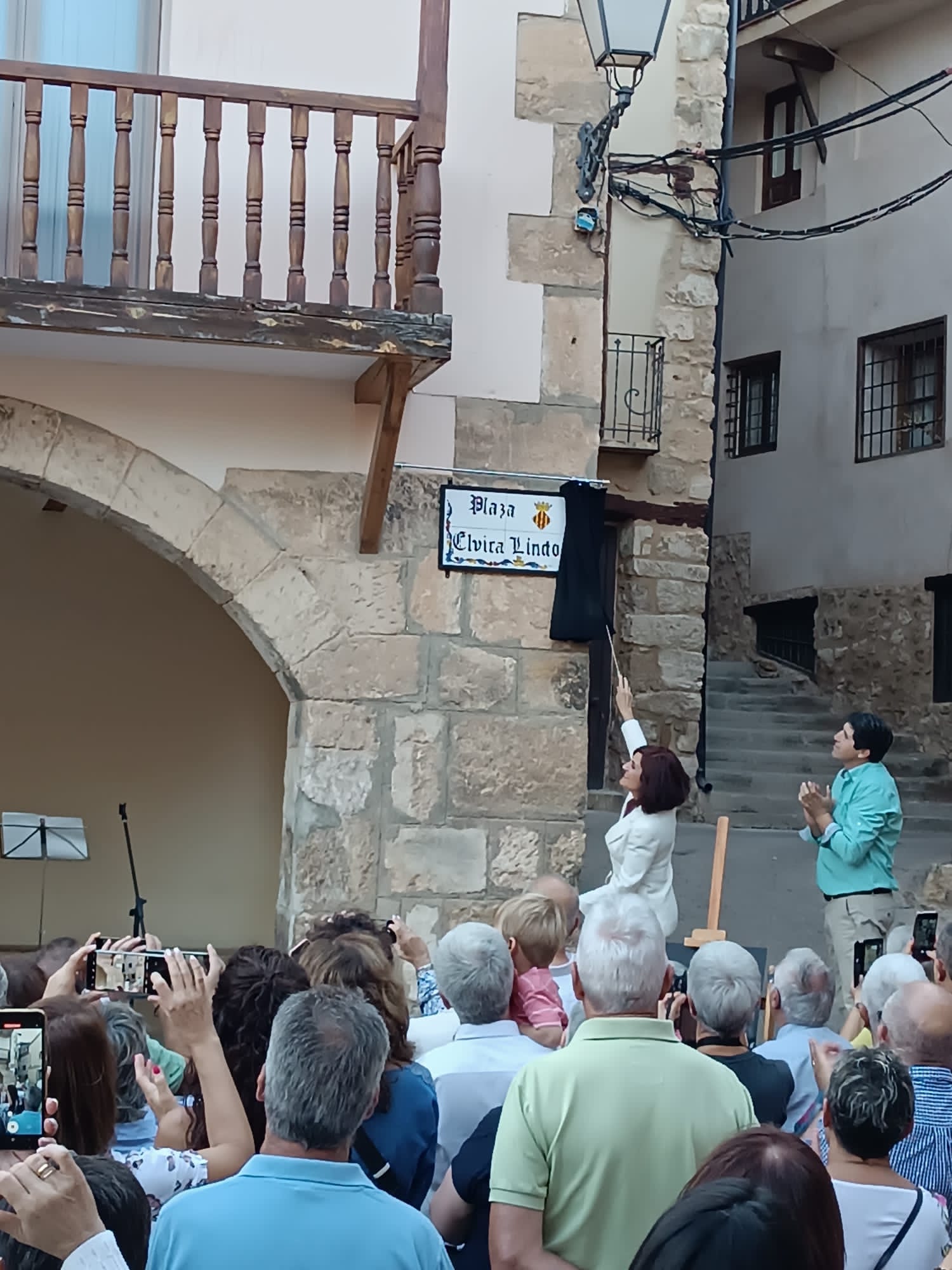 Elvira Lindo descubriendo la placa con su nombre | Fuente: Ángel Andrés