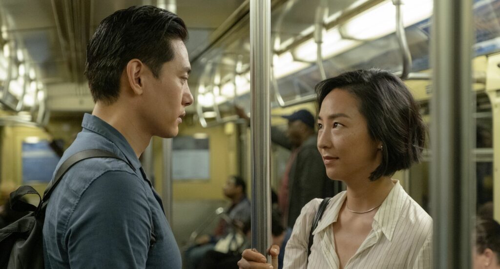 Los protagonistas Hae Sung (Teo Yoo) y Nora (Greta Lee) en el metro durante su reencuentro en Nueva York