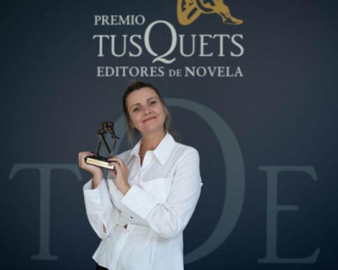 Silvia Hidalgo sosteniendo el premio Tusquets de novela.