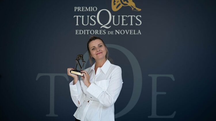 Silvia Hidalgo sosteniendo el premio Tusquets de novela.