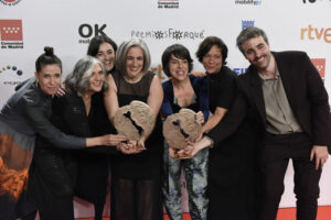 El equipo técnico de 20.000 especies de abejas, entre ellos su directora Estibaliz Urresola Solaguren, celebra los dos galardones a Mejor Largometraje de Ficción y Premio al Cine en Educación y Valores