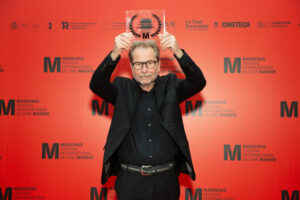 El director austríaco Ulrich Seidl levanta con orgullo el Premio Especial Márgenes 2023