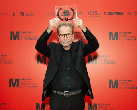 El director austríaco Ulrich Seidl levanta con orgullo el Premio Especial Márgenes 2023