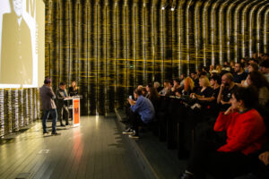 El público asiste a la entrega del Premio Especial Márgenes 2023 a Ulrich Seidl en la Cineteca