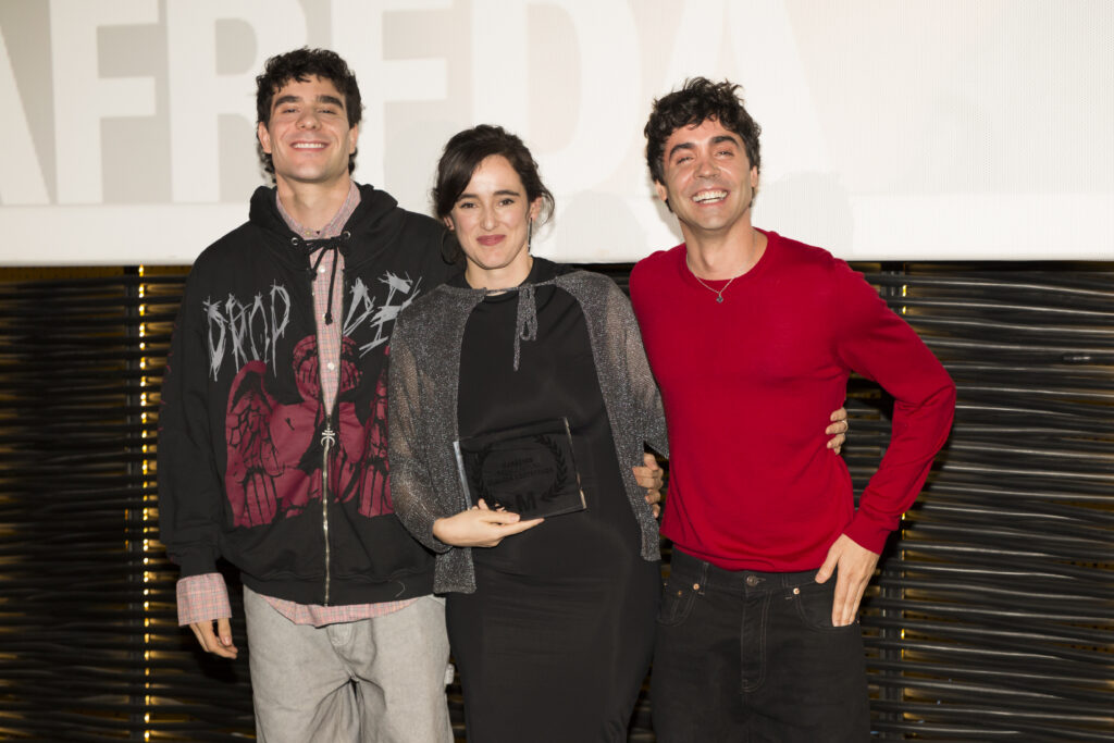Claudia Costafreda posa junto a Javier Ambrossi y Javier Calvo