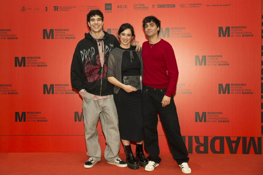 Claudia Costafreda posa junto a Javier Ambrossi y Javier Calvo