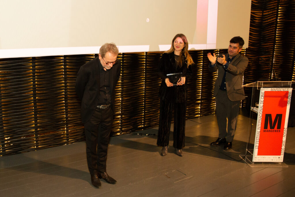 El director Ulrich Seidl recibe el Premio Especial Márgenes 2023 de la mano de Annamaria Scaramella y Pela del Álamo