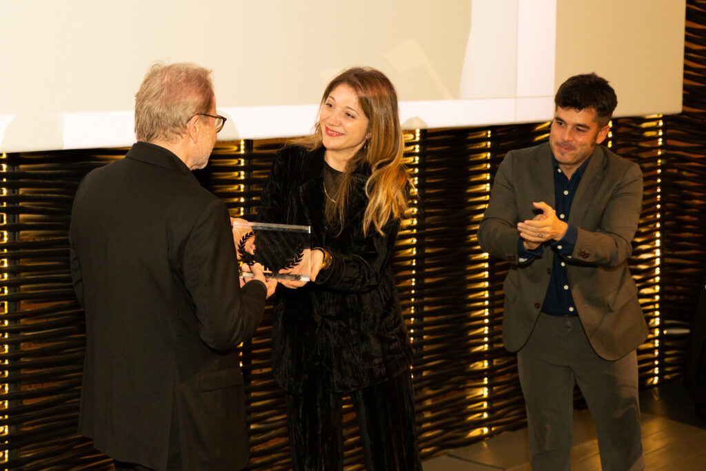 El director Ulrich Seidl recibe el Premio Especial Márgenes 2023 de la mano de Annamaria Scaramella y Pela del Álamo