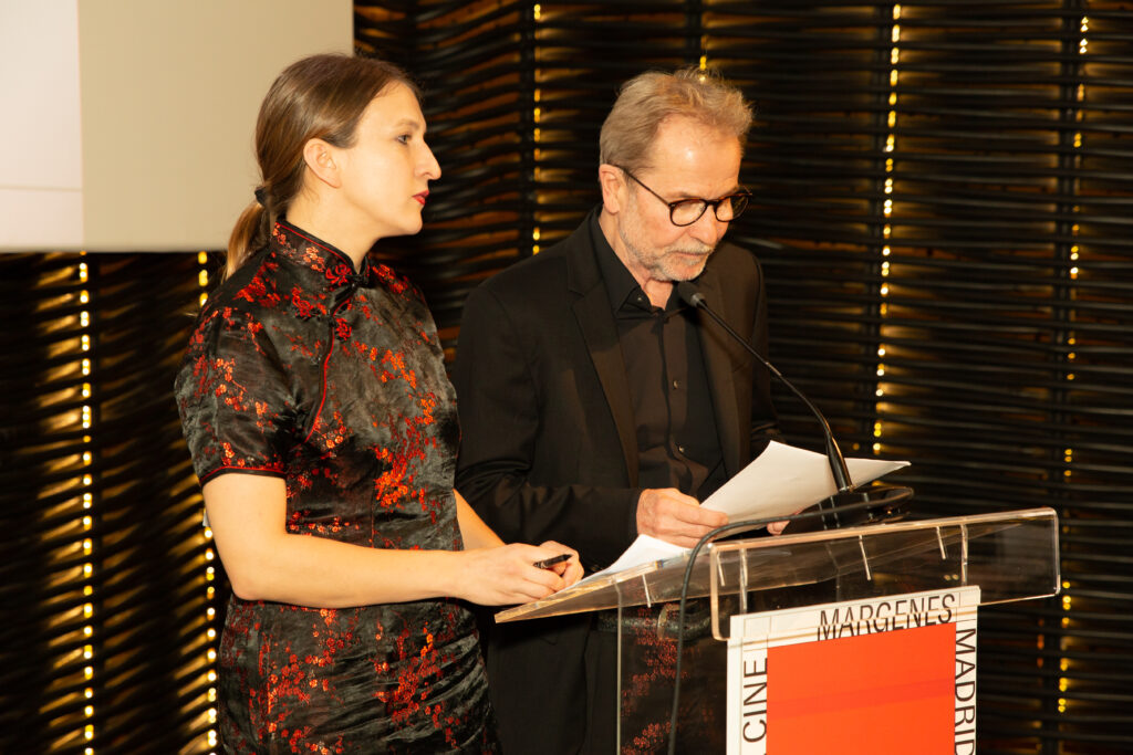 Ulrich Seidl pronuncia su discurso de agradecimiento en la Cineteca junto a su traductora