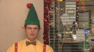 Dwight posando con su disfraz de Navidad en The Office
