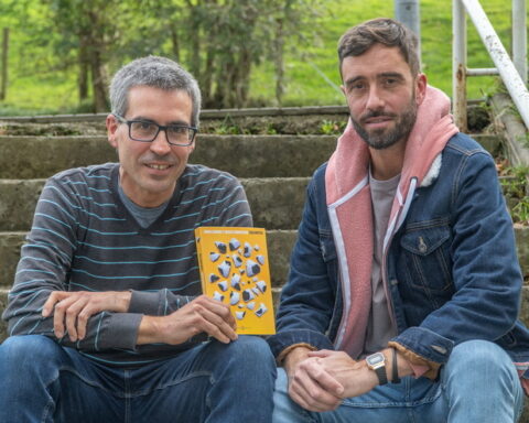 Zuhaitz Gurrutxaga y Ander Izagirre con su libro 'Subcampeón'