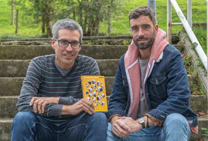Zuhaitz Gurrutxaga y Ander Izagirre con su libro 'Subcampeón'