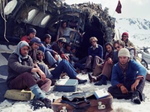 Matías Recalt, Agustín Pardella y otros actores en La Sociedad de la Nieve