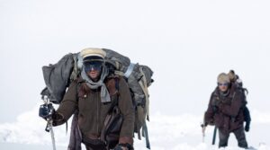 Matías Recalt y otro actor en La Sociedad de la Nieve
